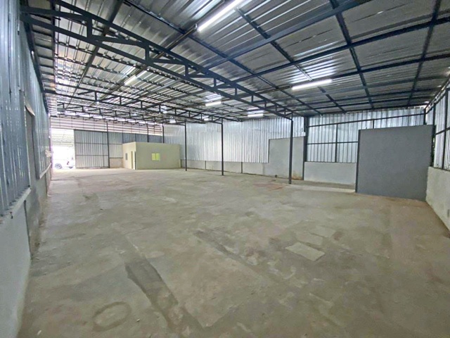 ให้เช่าโกดัง บางน้ำจืด ตลาดนัดโพธิ์แจ้ 4.1 กม. 336 ตร.ม.รร.ทานตะวันไตรภาษา 3.2 กม. ที่จอดรถกว้าง รถบรรทุกเข้า-ออกสะดวก