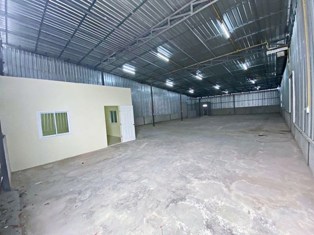 ตลาดนัดโพธิ์แจ้ 4.1 กม. ให้เช่าโกดัง บางน้ำจืด 341ตร.ม. รร.ทานตะวันไตรภาษา 3.2 กม.ที่จอดรถกว้าง รถบรรทุกเข้า-ออกสะดวก