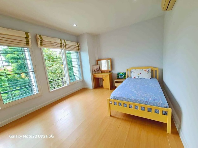 ให้เช่าทาวน์เฮาส์ 3 ชั้น 19 ตร.วา.ศรีนครินทร์ 20-26 MRT สายสีเหลือง ศรีนุช 1.8 กม.230 ตร.ม.ธัญญาพาร์ค 1.3 กม.  พร้อมเฟอร์ 3 นอน 3 น้ำ