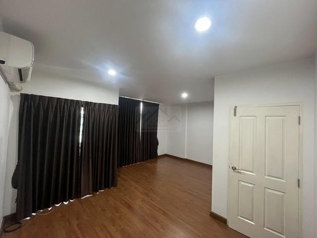 ให้เช่าทาวน์โฮม 3 ชั้น โครงการ ทรีโอ ร่มเกล้า Trio Romklao  ติดถนนใหญ่ ใกล้สุวรรณภูมิ