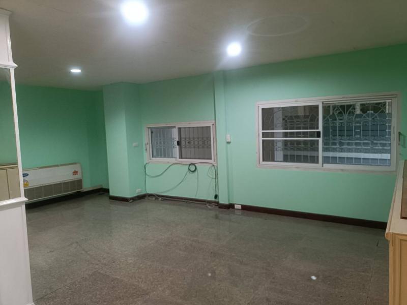 ให้เช่าบ้าน2 ชั้น 60วา 3ห้องนอน 3ห้องน้ำ เฟอร์บางส่วน ถนนเฉลิมพระเกียรติ ร.9 สวนหลวง