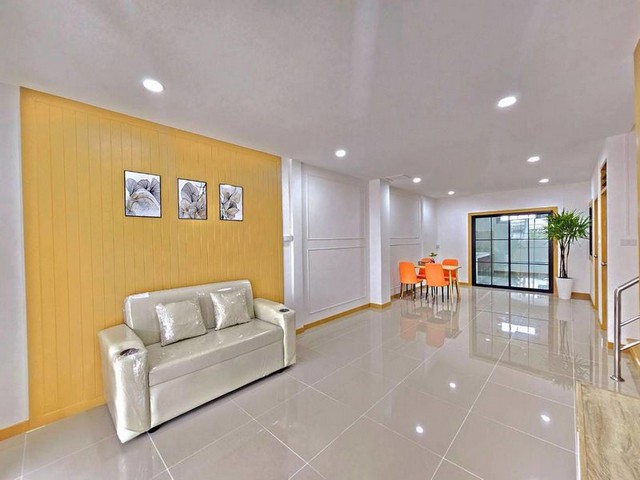 ขาย บ้านสวยรีโนเวททั้งหลัง  มบ.สุชา ติดถนนบางบัวทอง-สุพรรณ  2.09 ลบ.