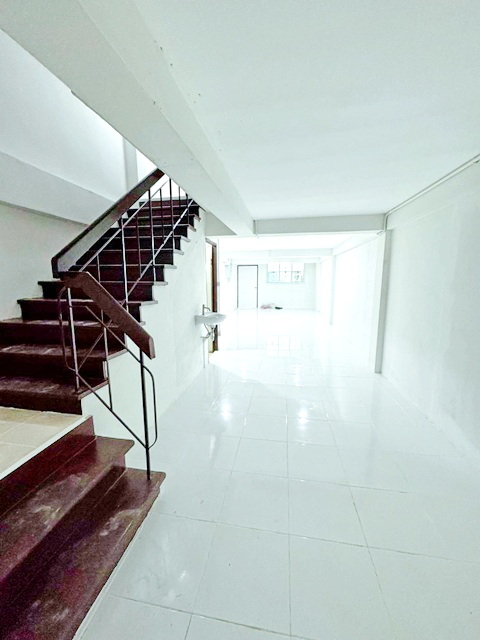 ตลาดถนอมมิตร 600ม. MRT วัชรพล 1.2 กม.ให้เช่าทาวน์โฮม 3.5 ชั้น 20 ตร.วา.221ตร.ม.รามอินทรา61-67