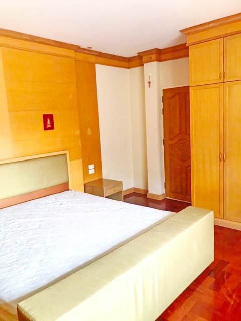 ตลาดสดธนบุรี 2.55 กม. บรมราชชนนี ให้เช่าคฤหาสน์ใหญ่มาก 2 ชั้น 185 ตร.ว. 400ตรม.  อมรชัย พุทธมณฑลสาย3  3-4นอน 4น้ำ 5แอร์ 4จอดรถ