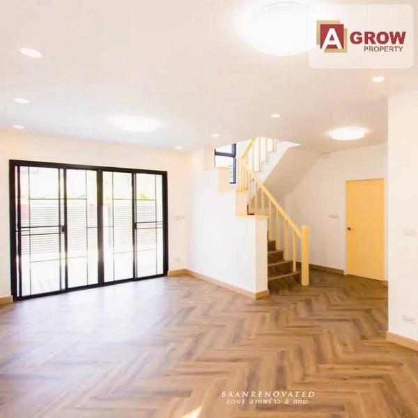 หมู่บ้านรัชดา 3 ซอยลาดพร้าว 80 บ้านเดี่ยวหลังใหญ่ มีความหรูหราแบบทันสมัย เรียบหรู ดูแพง