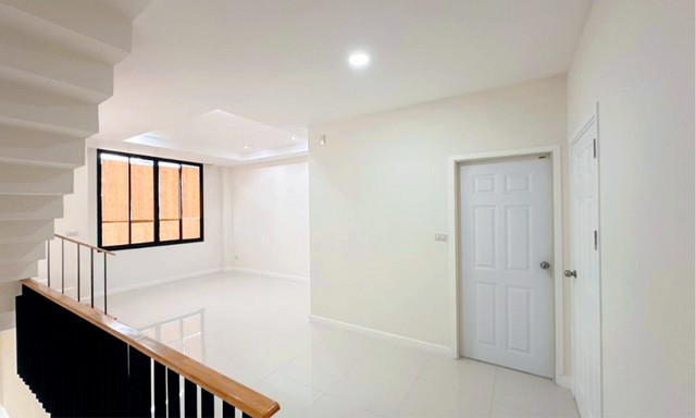 ขาย ทาวน์โฮม 3 ชั้น แจ้งวัฒนะ 6 วิภาวดี 70 บางเขน หลักสี่ รามอินทรา ใกล้รถไฟฟ้า 3 สาย สภาพมือ 1 เข้าออกซอยเพียง 700 เมตร เดินทางสะดวก