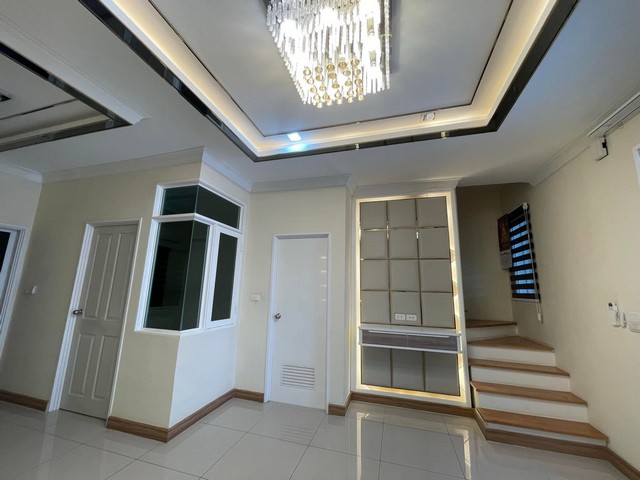 LV53090 ขาย โกลเด้น ทาวน์ รามอินทรา-วงแหวน ทาวน์โฮม 2 ชั้น ใกล้กับ รถไฟฟ้าสายสีชมพูรถไฟฟ้าสายสีเทา