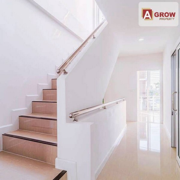 ขาย/ให้เช่าหมู่บ้านวรนิช เฉลิมพระเกียรติ ร.9 เฟสใหม่ด้านหน้าโครงการ ติดถนนใหญ่ ได้บ้านใหม่ในราคามือสอง