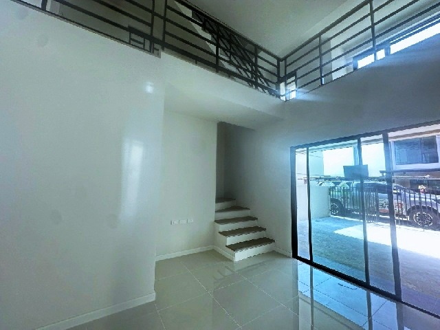 ทาวน์โฮมให้เช่า 169ตร.ม.อัลติจูด ถ. หนามแดง-บางพลี  MRT ศรีแบริ่ง 2.4 กม.19 ตร.วา. 2 นอน 3 น้ำ มือหนึ่ง เมกา บางนา 2.7 กม.