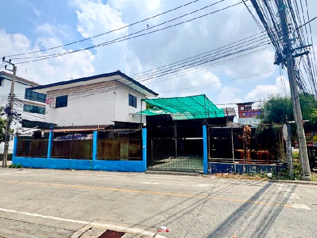 ให้เช่าโกดัง 2 ชั้น ถ.พระราม9  MRT หัวหมาก 400 ม. เอแบค หัวหมาก 1.5 กม.พร้อมอาคาร สำนักงาน 103 ตร.วา.400 ตร.ม.