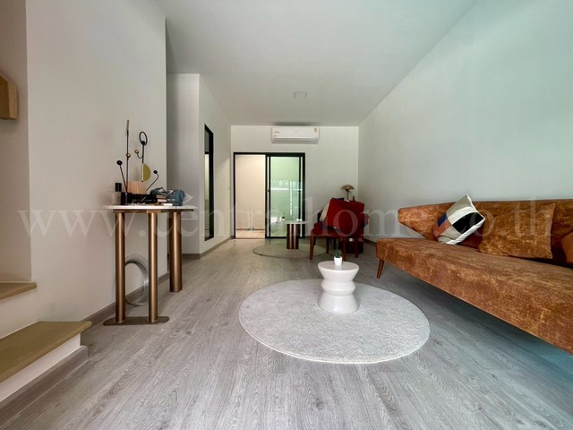 ทาวน์โฮม 2 ชั้น สิริ เพลส บางนา - เทพารักษ์ ถนนเมน ต้นโครงการ