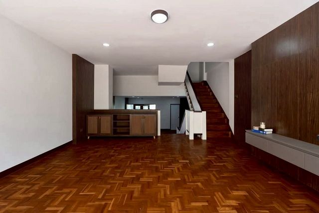 โซนช้างเผือก ขายด่วน! 5.9 ล้าน ทาวน์โฮม 4 ชั้น ทำเลทอง เขตอ.เมือง รีโนเวทใหม่ พร้อมบิ้วท์อิน บ้านสวย ทำเลดี ราคาดีแบบนี้ หาไม่ได้บ่อย!