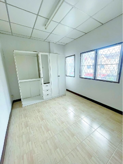 ราชภัฏจันทรเกษม 3.8 กม ทาวน์เฮาส์ 2 ชั้น  รีโนเวทใหม่ 3 นอน 2 น้ำ 22ตร.วา.162 ตร.ม.ม