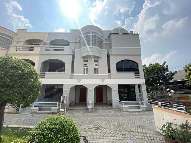 ให้เช่าทาวน์โฮม4ชั้นย่านทาวน์อินทาวน์รามคำแหงลาดพร้าวใกล้เลียบด่วน ใกล้โรงเรียนบดินทร์เดชา