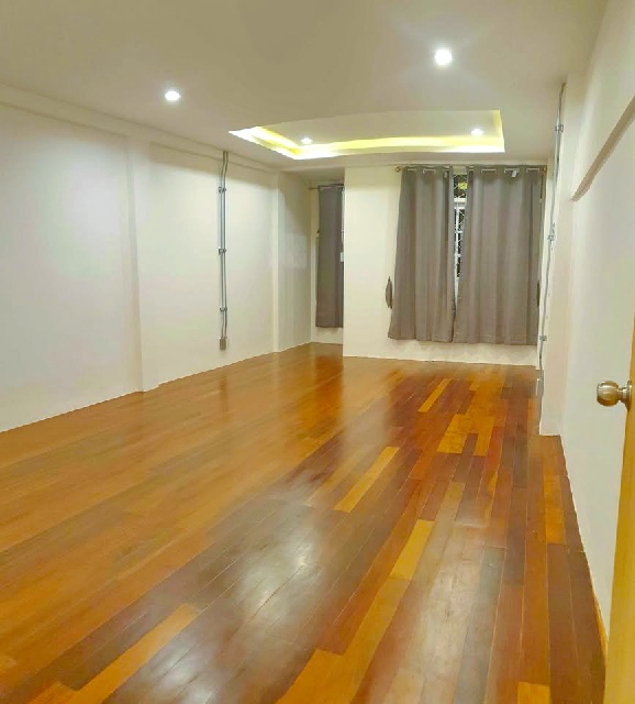 ทาวเฮ้าส์ 2 ชั้น 19 ตร.วา. รร.นานาชาติกลอรี่สิงคโปร์ 800 ม. 2 นอน 159 ตร.ม. 2 น้ำ รีโนเวทใหม่