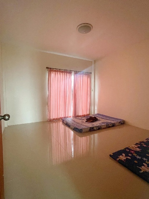 ใจกลางเมือง 2 นอน 3 น้ำ  ราชภัฎศรีสะเกษ 1.6 กม. ทำเลดี เหมาะกับทำโฮมออฟฟิศติดถนน 27 ตร.วา.324 ตร.ม.ม.