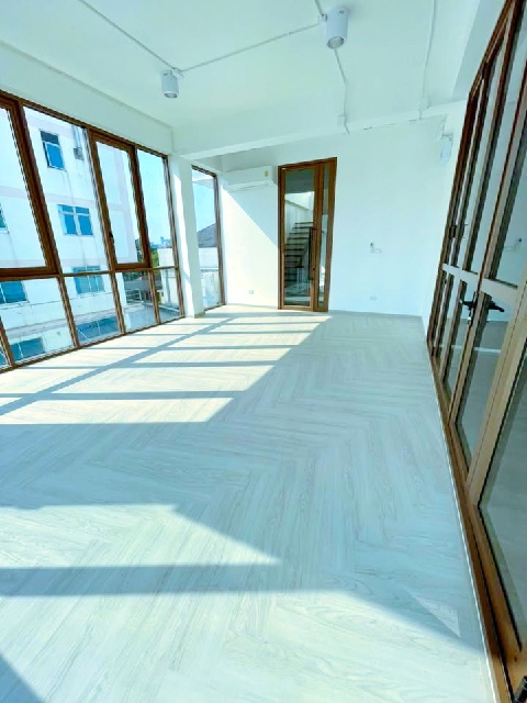 พร้อมเฟอร์ 2 น้ำMRT ห้วยขวาง 650 ม. อาคารสำนักงาน 4 ชั้น พร้อมออฟฟิศ ชั้น 3 31 ตร.ม.8 ตร.วา. รร.นานาชาติรีเจ้นท์ 3.8 กม. ติดถนน