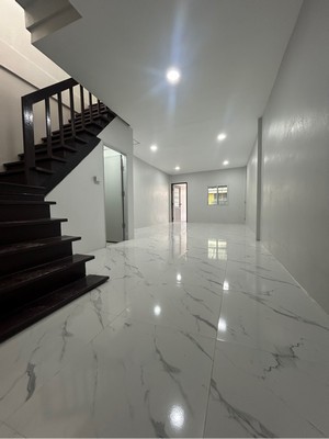 ขายทาวน์เฮาส์ 2 ชั้น ใจกลางเมือง รีโนเวทใหม่ ซอย นวลจันทร์ 6 ราคาโคตรดี พร้อมแถมประตูรีโมทไฟฟ้า ด่วน!!!