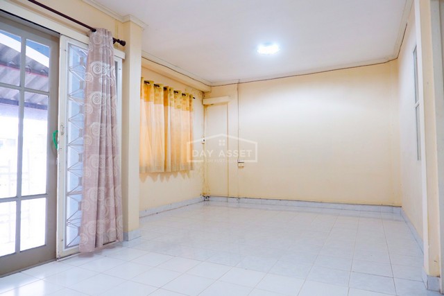 ขายทาวน์เฮ้าส์ 2 ชั้น หมู่บ้าน บุศรินทร์ รามอินทรา ซอยพระยาสุเรนทร์ 40 เนื้อที่ 18 ตร.ว. ขายเพียง 1,650,000 ล้านบาท