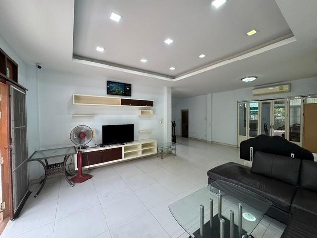 บ้านเดี่ยว 3ชั้น บ้านมือเดียว ทำเลดี ลาดพร้าว 87 เข้าออกได้หลายทาง