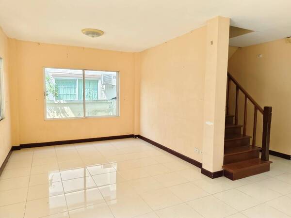 บ้านเดี่ยว 2 ชั้น หมู่บ้านสราญรมย์ ขนาด 68.9 ตารางวา 3 นอน 2 น้ำ จอดรถได้ 3 คัน ติดถนนเมน