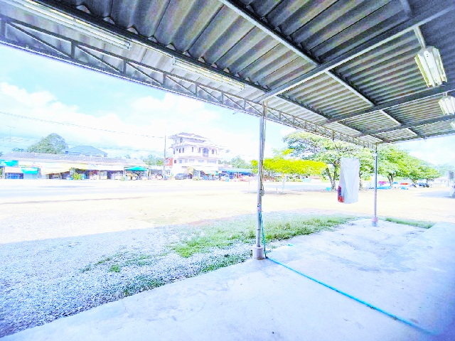 ตลาดตาลักษณ์ 1.4 กม. เทเลอร์เข้าได้ ล้งทุเรียน เทศบาลหนองคล้า 700 ม. PTT Station ให้เช่าร้าน 242ตร.ม. 102ตร.วา.ทำเลดี ติดถนนใหญ่ 2นอน