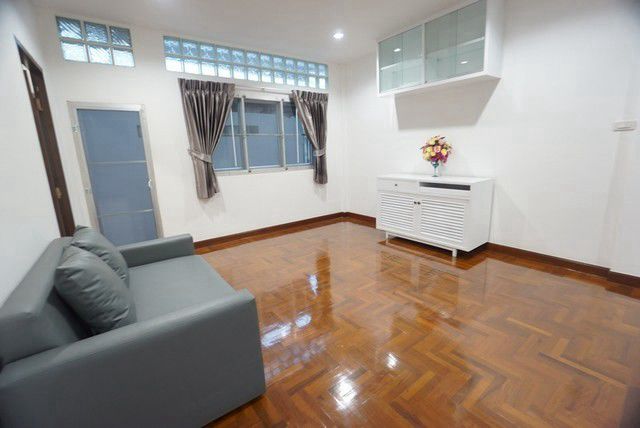 ให้เช่า ทาวน์เฮ้าส์ 3 ชั้น มีเฟอร์นิเจอร์ หมู่บ้านอยู่เจริญ รัชดา สุทธิสาร ใกล้ MRT พระราม 9