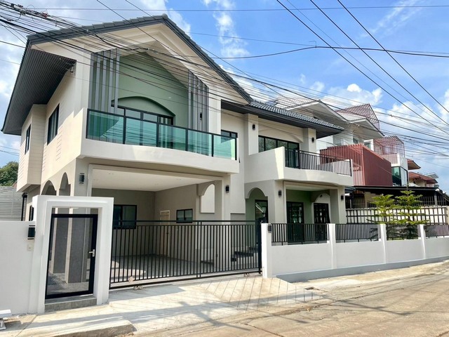 P592 ขายบ้านเดี่ยว 2 ชั้น หมู่บ้านปรีชาล้ำเพชร รามคำแหง 76 รีโนเวทใหม่ เหมาะอยู่อาศัย