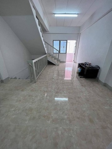 อาคารพาณิชย์ 3 ชั้น 1 คูหา ตึกสภาพใหม่ ติดถนนค้าขายได้  โซนห้วยแก้ว