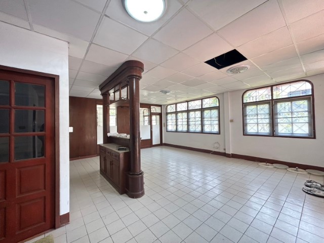 ให้เช่าบ้านเดี่ยว2ชั้น90ตร.วมีสนามหญ้า300ตร.ม3นอน1ทำงาน1แม่บ้าน1ห้องเก็บของ แอร์ 4 เครื่อง เฟอน์บางส่วน เช่า 30,000 บาท/เดือน ซอยปุณณวิถี47