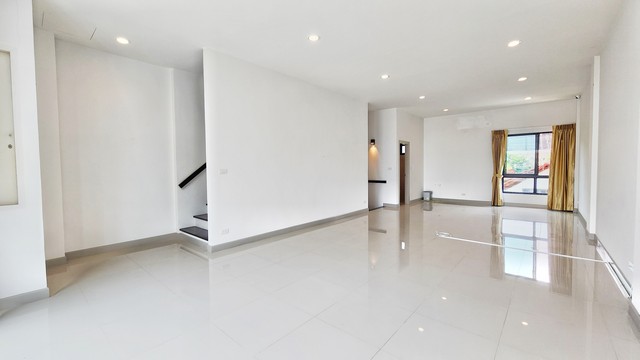 ขายด่วน อาคารพาณิชย์ฯ พรีเมี่ยมเพลส เกษตร-นวมินทร์ ขนาดพื้นที่ 0 ไร่ 0 ngan 24 ตาราง-วา 10500000 บาท   โลเคชั่นดี