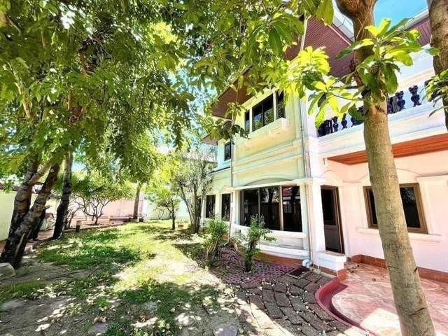  ให้เช่าบ้านเดี่ยว เนื้อที่ 150 ตารางวา หมู่บ้านมณียา ท่าอิฐ นนทบุรี มีพื้นที่สวนกว้าง 