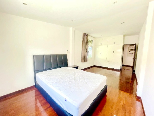 7นอน ให้เช่าทาวน์เฮ้าส์ 3 ชั้น รัชดา1-5 MRT พระราม 9 500 ม. เซ็นทรัล พระราม 9 1.9 กม. ดาดฟ้า หลังใหญ่ 422ตร.ม.37 ตร.วา.