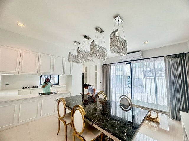 บ้านเช่าสามชั้น พร้อมหรูสไตล์ luxuryใหม่มากเฟอร์พร้อมหิ้วกระเป๋าเข้ายุได้เลย