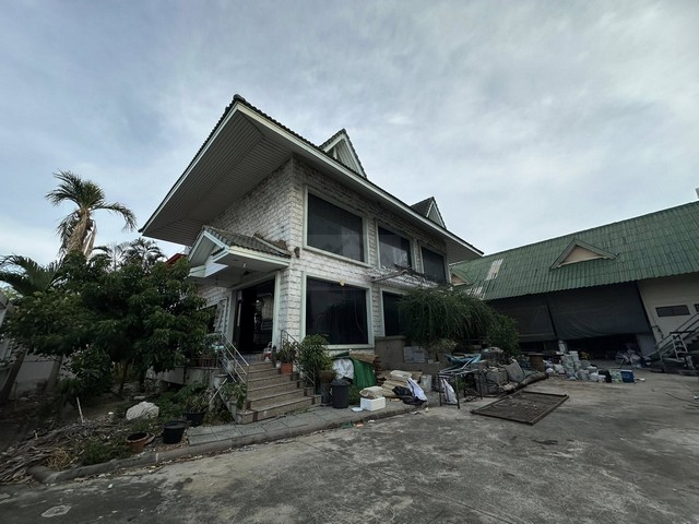 ขายที่ดินพร้อมโฮมออฟฟิศ 3 ชั้น 217 ตรว. พร้อมโกดัง ซอยอ่อนนุช 66-1 ใกล้ MRT ศรีนุชเพียง 700 เมตร