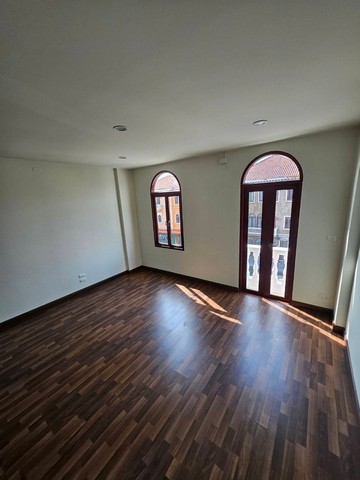 LVPU53144 ให้เช่าตึก เวนิช ดิ ไอริช วัชรพล เหมาะสำหรับทำออฟฟิต อยู่อาศัย ทำเลดี ที่จอดรถเยอะ