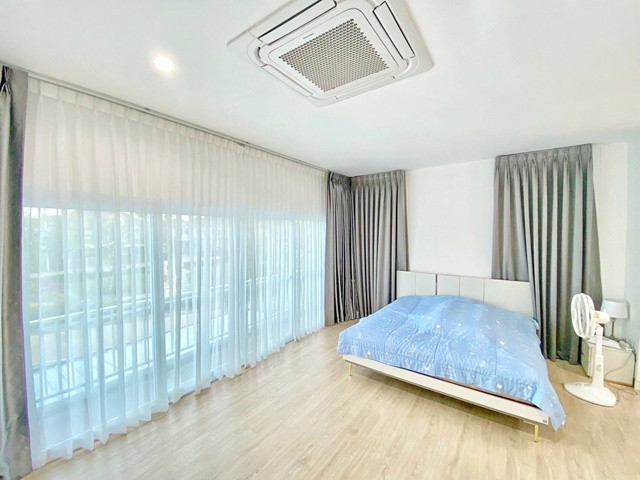 ขายคฤหาสน์เดี่ยวใหญ่ที่สุด 2ชั้น ขายขาดทุนจำเป็นต้องใช้ 4-5นอน ตลาดบางปูใหม่ 5.9กม. หลังมุม อยู่หน้าสวน 79 ตร.วา.220 ตร.ม  4กม.พร้อมเฟอร์