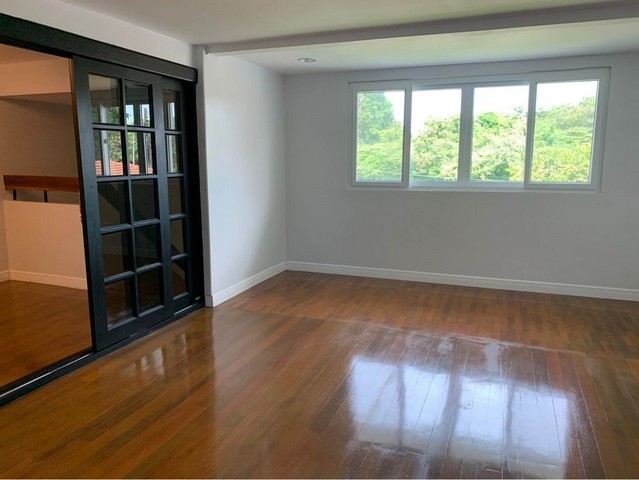 ให้เช่าบ้านเดี่ยว เนื้อที่112 ตารางวา  5ห้องนอน 3ห้องน้ำ หมู่บ้านเมืองทอง    บ้าน2 ชั้น ย่านพัฒนาการ  61 ใกล้แอร์พอร์ตลิ้งค์หัวหมาก