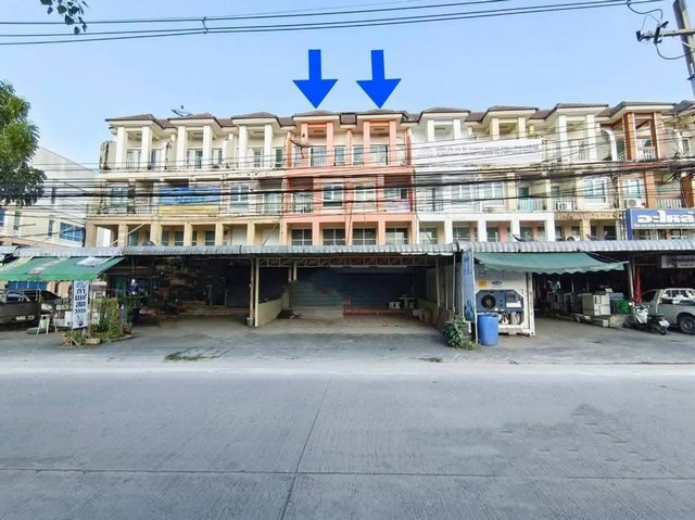 ขายด่วนอาคารพาณิชย์ 3.5 ชั้น รวม 2 คูหา 4.5ชั้น รวมต่อเติมดาดฟ้า ซอยเทพกุญชร 42 ตำบล คลองหนึ่ง อำเภอคลองหลวง จังหวัดปทุมธานี