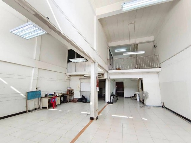 ขายด่วนอาคารพาณิชย์ 3.5 ชั้น รวม 2 คูหา 4.5ชั้น รวมต่อเติมดาดฟ้า ซอยเทพกุญชร 42 ตำบล คลองหนึ่ง อำเภอคลองหลวง จังหวัดปทุมธานี