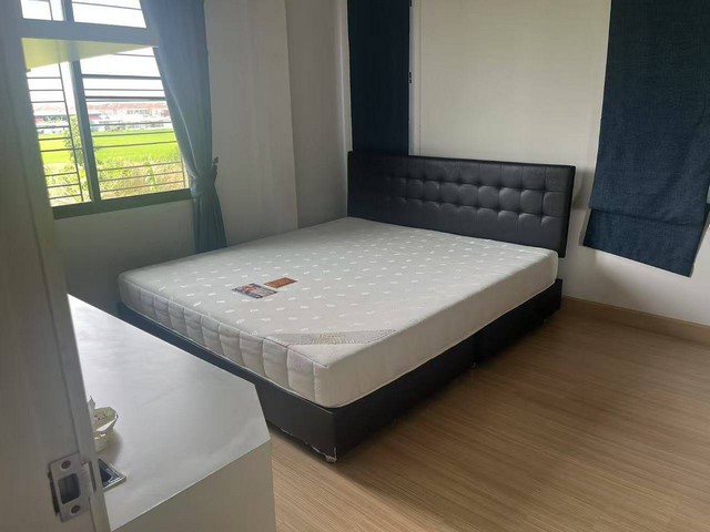 ให้เช่า เฮ้าส์ เดอะฮัมบูร์ก ถ. หทัยราษฎร์ บ้านเดี่ยว 2 ชั้น  56 ตรว  4 ห้องน้อน 3 ห้องน้ำ 1ห้องครัว 1ห้องโถง   แอร์ 5 ตัว