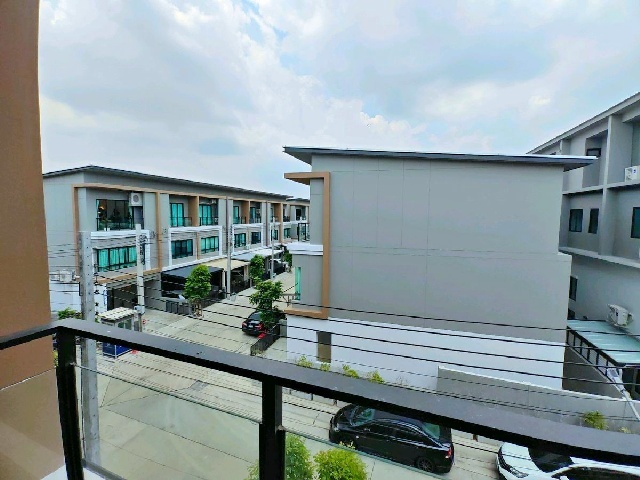 ม.นอร์ทกรุงเทพ 1.7 กม. เทพรักษ์ MRTลาดปลาเค้า 2.2 กม. ให้เช่าทาวน์โฮม 3ชั้น 4นอน 3น้ำ ทำเลดี ย่านพหลโยธิน รามอินทรา