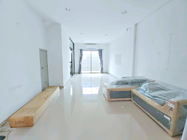 ทำเลดี ย่านพหลโยธิน เทพรักษ์ MRTลาดปลาเค้า 2.2 กม. ให้เช่าทาวน์โฮม 3ชั้น 4นอน 3น้ำ  รามอินทรา ม.นอร์ทกรุงเทพ 1.7 กม.