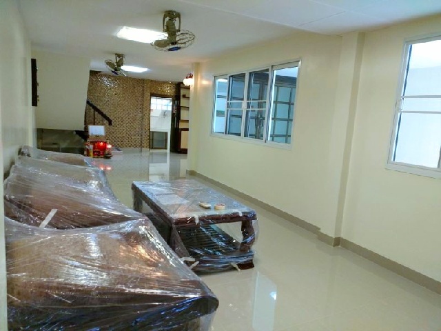 เซนต์แอนดรูว์ส สุขุมวิท 4.7 กม.ศูนย์การประชุมแห่งชาติ 1.8 กม MRT คลองเตย 1.2กม.ทาวน์เฮ้าส์ 2 ชั้น ให้เช่า 21ตร.วา. 162ตร.ม. 4 นอน