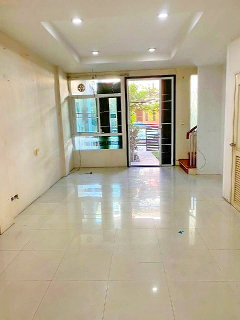 MRT ภาษีเจริญ 2.2 กม.ให้เช่าทาวน์เฮ้าส์ 3 ชั้น 220 ตร.ม.บิ๊กซี กัลปพฤกษ์ 300ม.18 ตร.วา.บรรยากาศร่มรื่น  3 นอน 4 น้ำ ตลาดฮอลแลนด์ 1.6 กม.