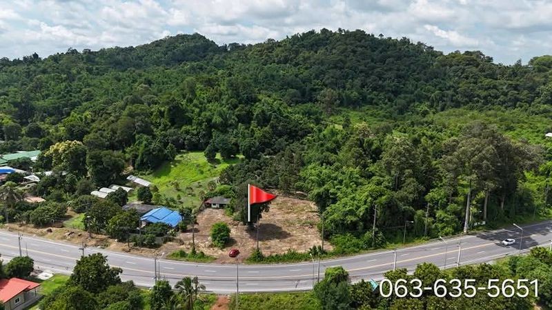 ขายที่ติดถนนใหญ่ ต.หินตั้ง อ.เมืองนครนายก รูปที่สวย ลักษณะเป็นที่เนิน ไล่ระดับขึ้นไปสูงกว่าถนน การเดินทางสะดวก