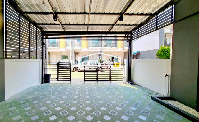 ขายทาวน์โฮม 2 ชั้น หมู่บ้าน แกรนด์วิลล์ ปทุมธานี-สายใน หลังริม เชื่อมต่อถนนปทุมธานี-สายใน เนื้อที่ 24.4 ตร.ว. ขายเพียง 2,890,000 ล้านบาท