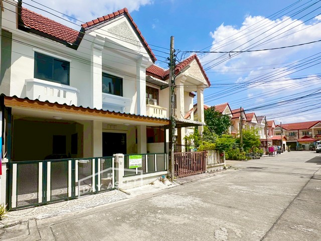 ขายทาวน์เฮาส์ 2 ชั้น บ้านลภาวัน 12 : Baan Lapawan 12 ใกล้รถไฟฟ้าสายสีม่วง-สายสีชมพู เนื้อที่ 19.5 ตร.ว. ขายเพียง 1,700,000 ล้านบาท