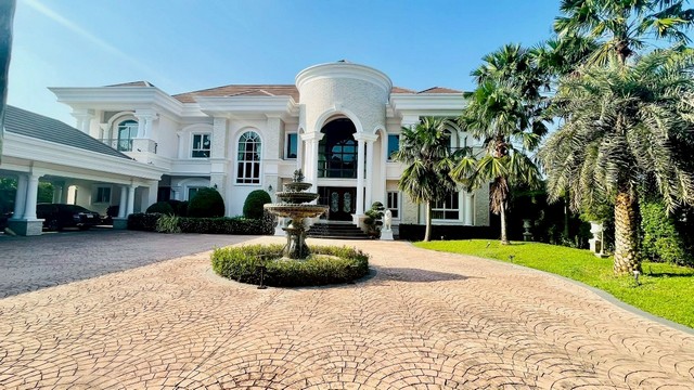 ขาย บ้านหรู หมู่บ้าน ปัญญาอินทรา P1 เนื้อที่ 450 ตรว มี 5 ห้องนอน มีสระว่ายน้ำ ตกแต่งบิ้วอินด้วยวัสดุเกรดพรีเมี่ยม  ใกล้แฟชั่น ไอส์แลนด์ 