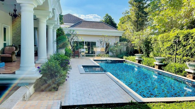 ขาย บ้านหรู หมู่บ้าน ปัญญาอินทรา P1 เนื้อที่ 450 ตรว มี 5 ห้องนอน มีสระว่ายน้ำ ตกแต่งบิ้วอินด้วยวัสดุเกรดพรีเมี่ยม  ใกล้แฟชั่น ไอส์แลนด์